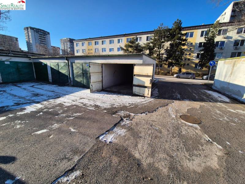 Sale Garage, Garage, Kostlivého, Bratislava - Ružinov, Slovakia